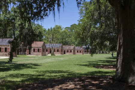 Er staan nog een aantal slaven huisjes op de Boone Hall plantage